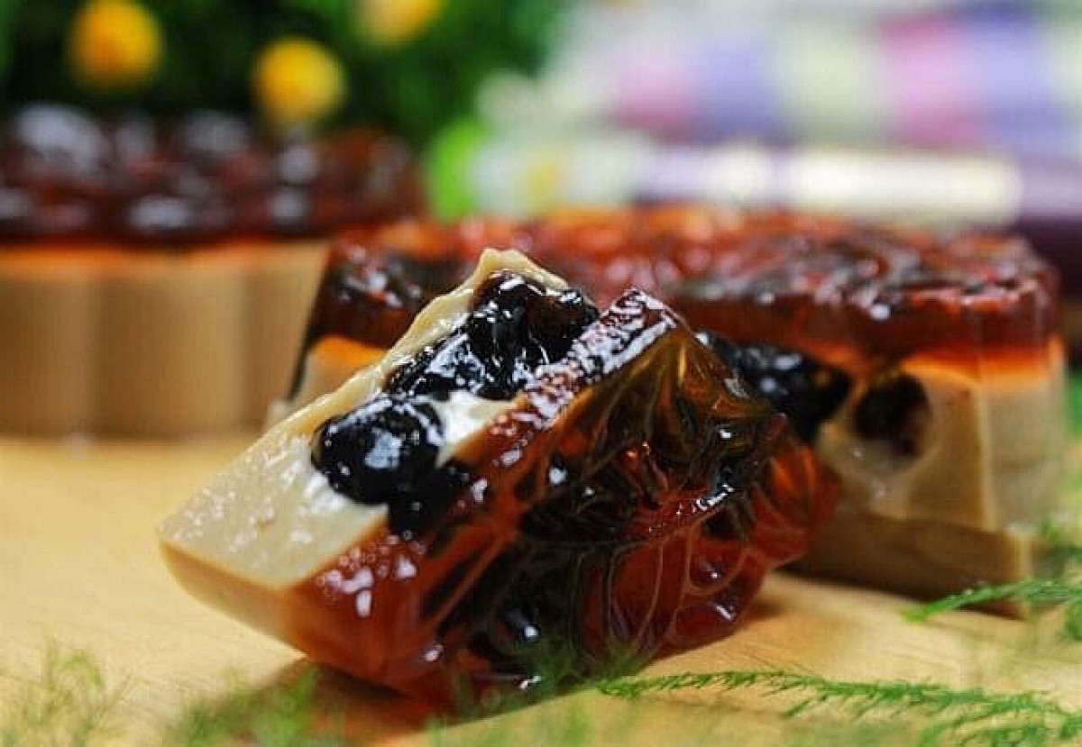 Một số người từng bắt trend làm món bánh này nhận xét, bánh có lớp vỏ bên ngoài thơm lừng, mềm, ngon còn bên trong là lớp nhân với kem tươi và phô mai béo ngậy tan chảy ra ngoài.