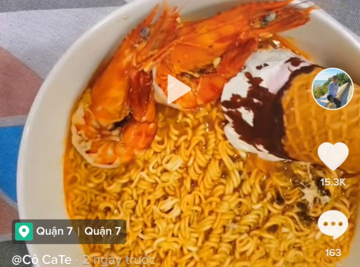 Được biết, trào lưu ăn uống này bắt nguồn từ một số blogger ẩm thực khi trộn kem tươi vào món mì tom yum của Thái Lan.