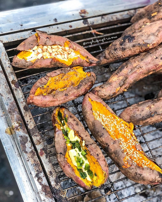 Thêm một món ăn được ghi vào danh sách ẩm thực đường phố độc, lạ khiến netizen bàn tán, xôn xao không ngừng. Đó là món khoai lang nướng phiên bản được mix đủ các loại topping.