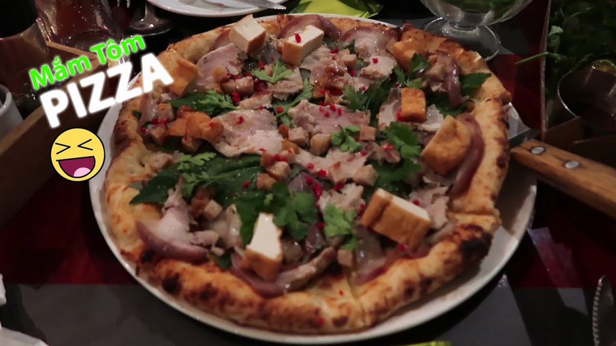 Vẫn là đế bánh được phủ một lớp phô mai nhưng chiếc pizza này lại không dùng xúc xích, thịt xông khói hay hải sản làm topping, thay vào đó lại là đậu phụ rán, thịt luộc và không thể thiếu mắm tôm và các loại rau thơm ăn kèm.