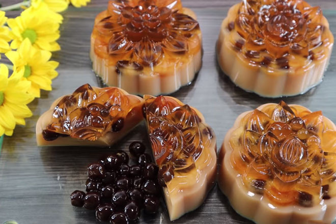 Tuy vậy nhưng sự kết hợp của nó lại khiến không ít người tranh cãi về bánh Trung thu truyền thống.