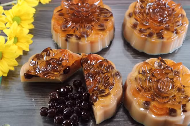 Tuy vậy nhưng sự kết hợp của nó lại khiến không ít người tranh cãi về bánh Trung thu truyền thống.