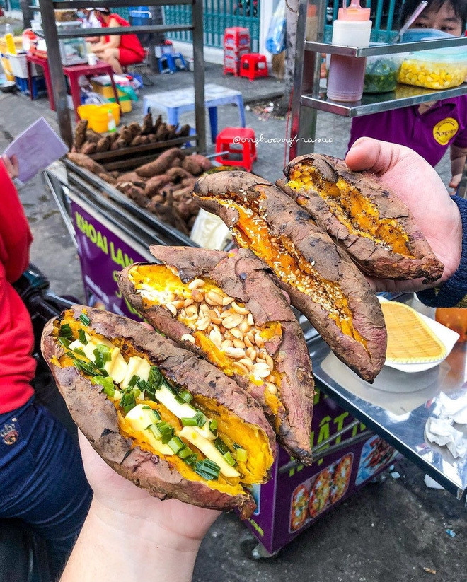 Phần topping được thêm vào cũng làm cho netizen thêm phen "lụi tim" vì quá lạ lẫm. Có thể kể đến 1 số vị vào như khoai lang nướng sữa chua, khoai lang nướng phô mai, khoai lang nướng mỡ hành, khoai lang nướng xí muội…