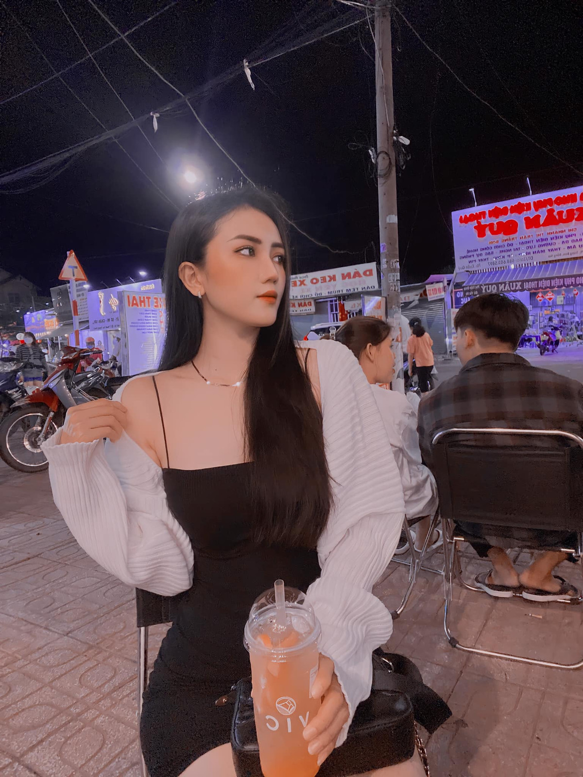 Ngọc Bích từng gây xôn xao mạng xã hội với loạt ảnh diện váy ngắn ôm sát đường cong.