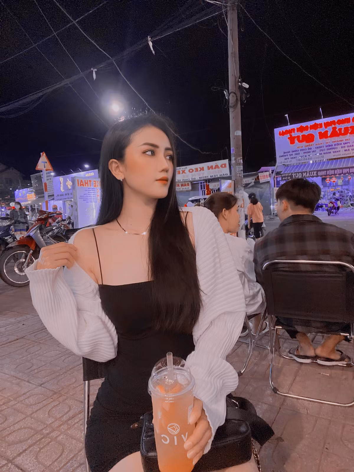 Ngọc Bích từng gây xôn xao mạng xã hội với loạt ảnh diện váy ngắn ôm sát đường cong.