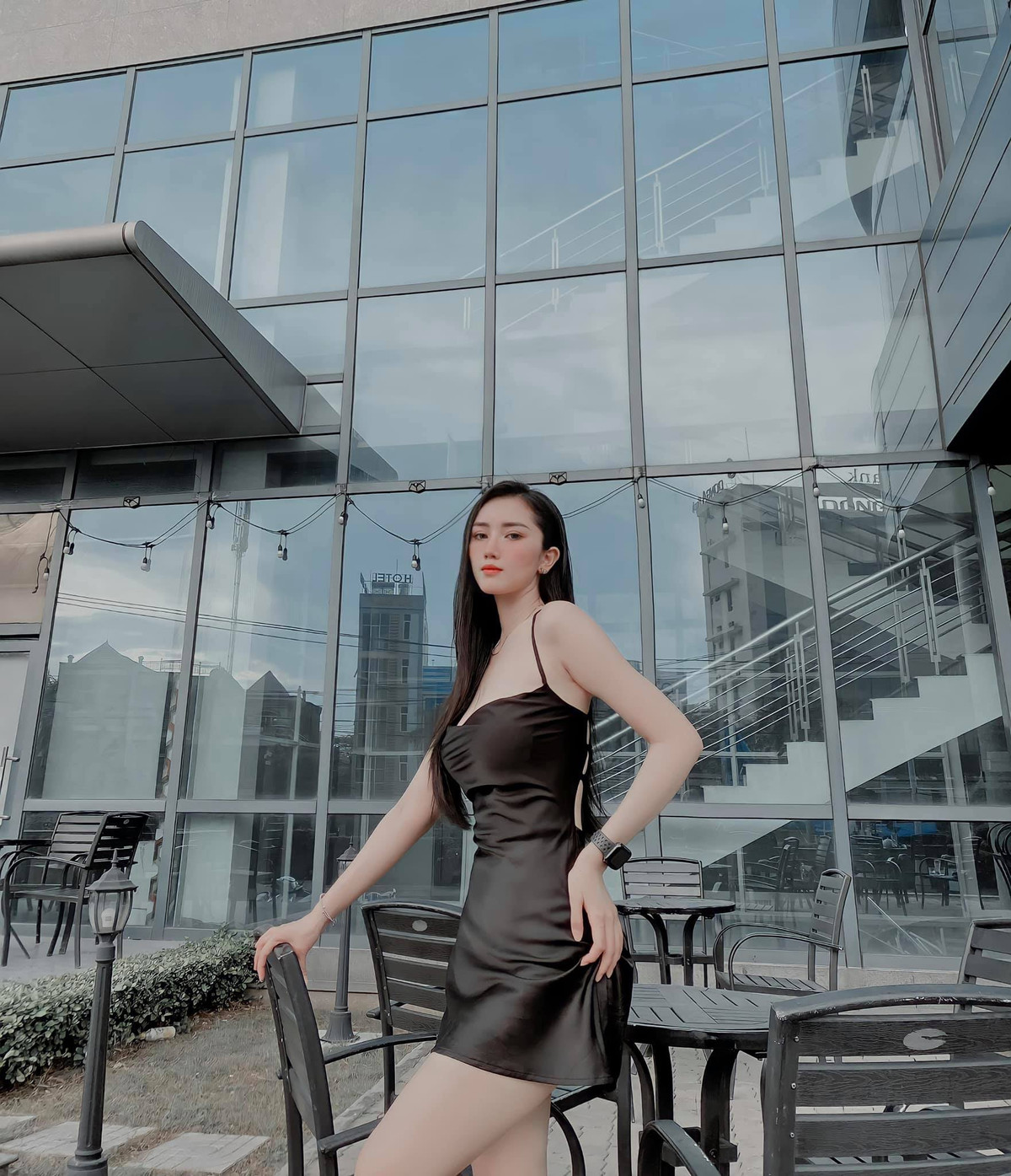 Sau nửa năm tập luyện, cô giảm từ 68kg xuống còn 55kg, vóc dáng đẹp với số đo ba vòng “nảy lửa”.