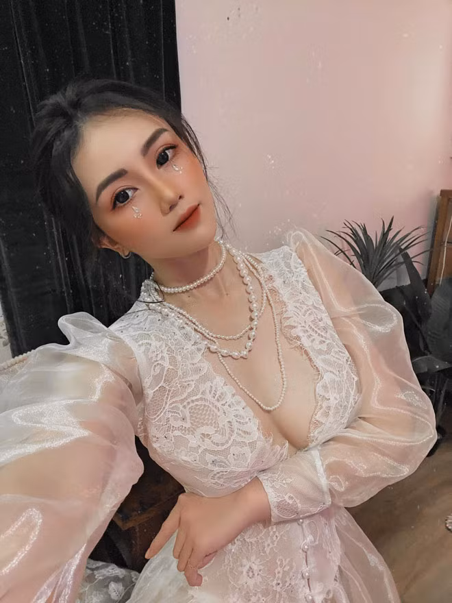 Xinh đẹp, gợi cảm là vậy nhưng ít ai biết, ở nhà hot girl phòng gym này có biệt danh là “mập”. Bởi lẽ, trong quá khứ, cô nàng từng mập mạp đến khó tin.