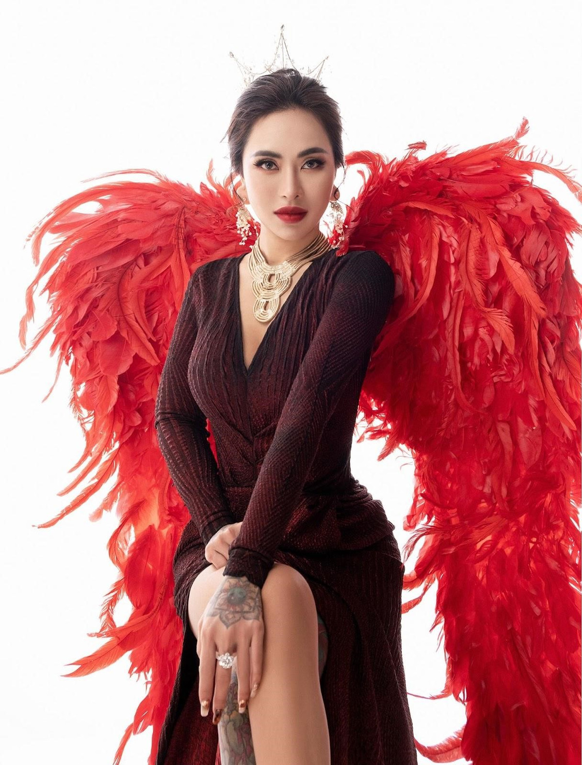 Gần đây, cô nàng vừa đầu tư cho bộ ảnh tattoo đầy quyến rũ và quyền lực mừng tuổi mới với giá trị lên đến hàng trăm triệu đồng.