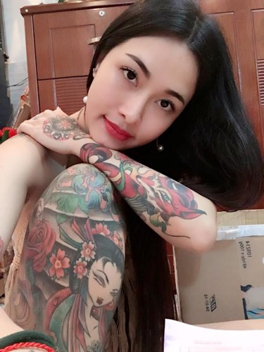 Hot girl xăm trổ Hồ Xuân Hương còn gây ấn tượng với khối tài sản nhiều người mơ ước.