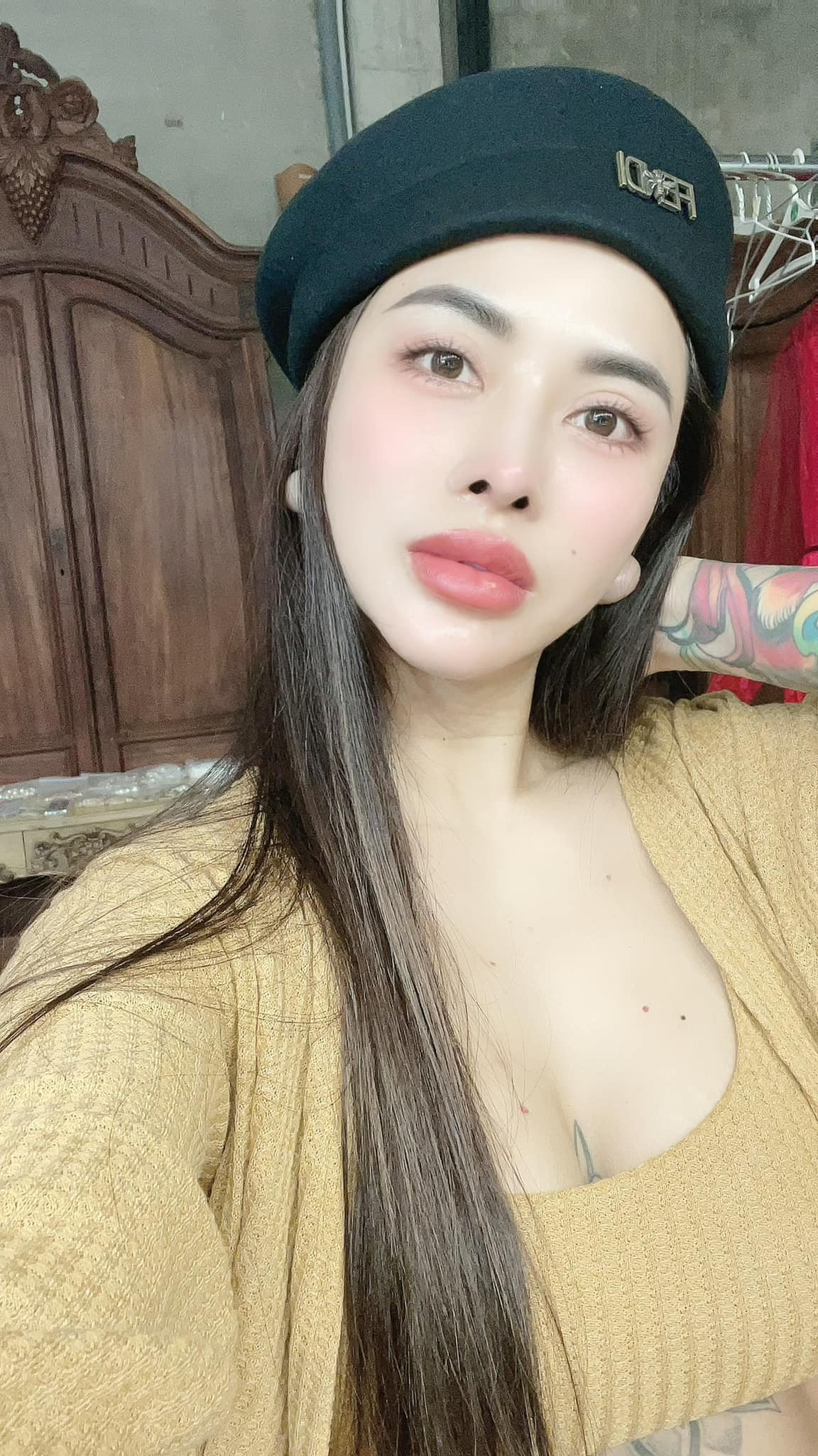 Hồ Xuân Hương nổi tiếng với cơ thể nóng bỏng và hàng loạt những hình xăm tattoo nghệ thuật.