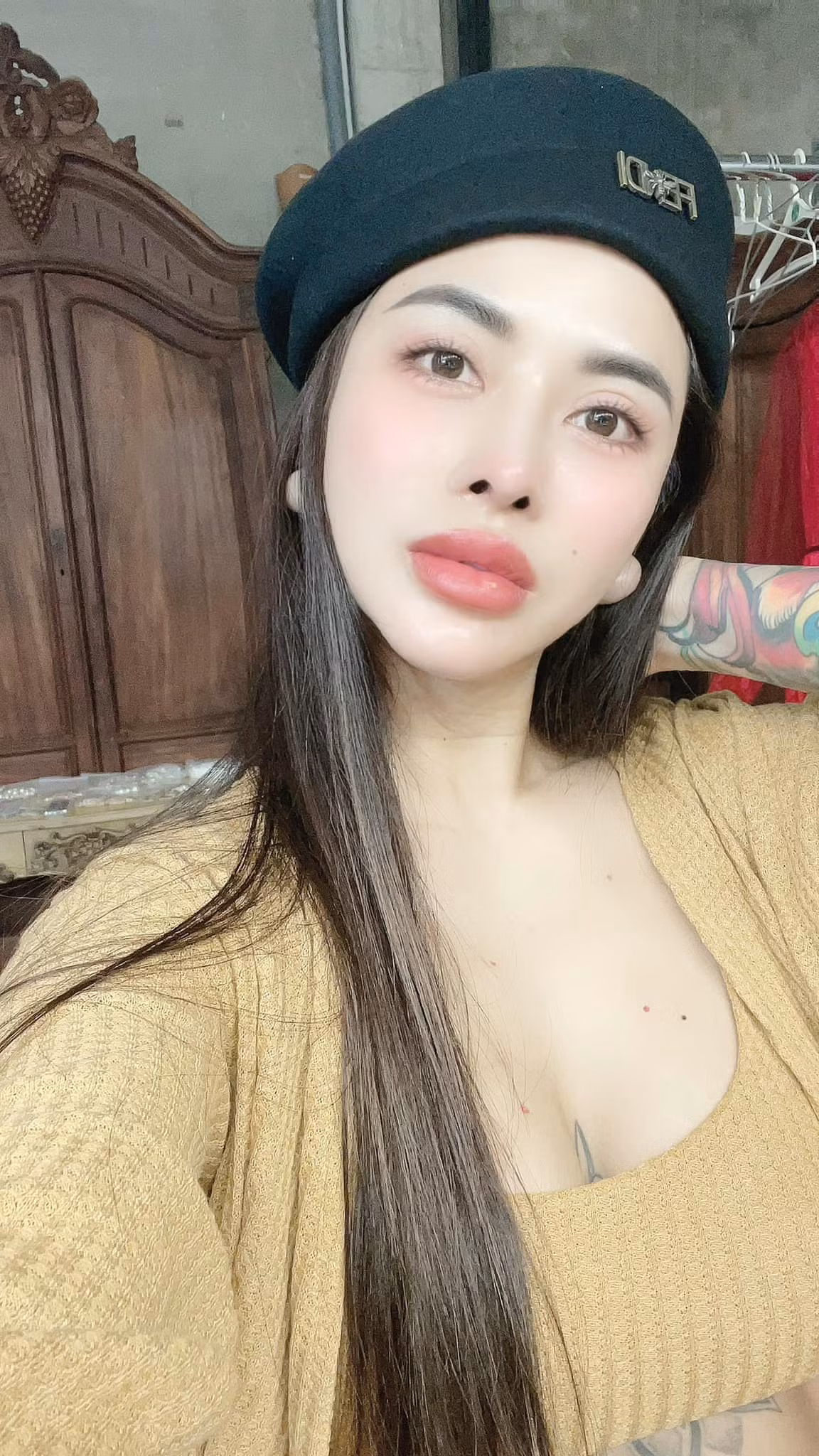 Hồ Xuân Hương nổi tiếng với cơ thể nóng bỏng và hàng loạt những hình xăm tattoo nghệ thuật.