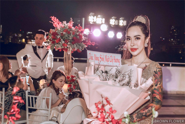 Không chỉ gây chú ý về độ hoành tráng, hot girl Sài thành càng thu hút mọi ánh nhìn hơn nhờ vóc dáng cực đỉnh, cực "cháy" với hàng loạt hình xăm.