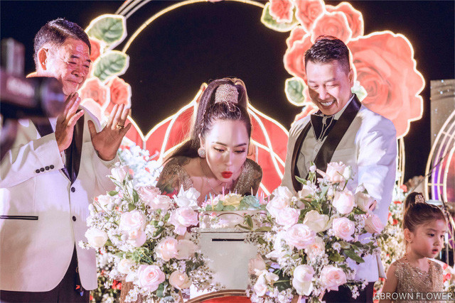 Với độ chịu chi của mình, được biết cô nàng hot girl này đã chi trả chi phí lên đến nửa tỉ cho buổi tiệc này.