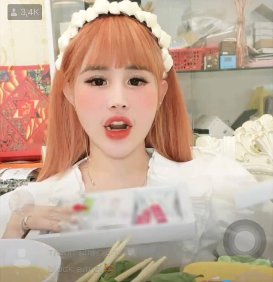 Cụ thể, trong một lần livestream bán hàng, "hot girl thị phi" này đã đưa ra mức ưu đãi giảm 50% cho sản phẩm của mình. Với giá 550 nghìn đồng chia 2, khi chốt mức giá cuối cùng, cô lại tính "550:2=225".
