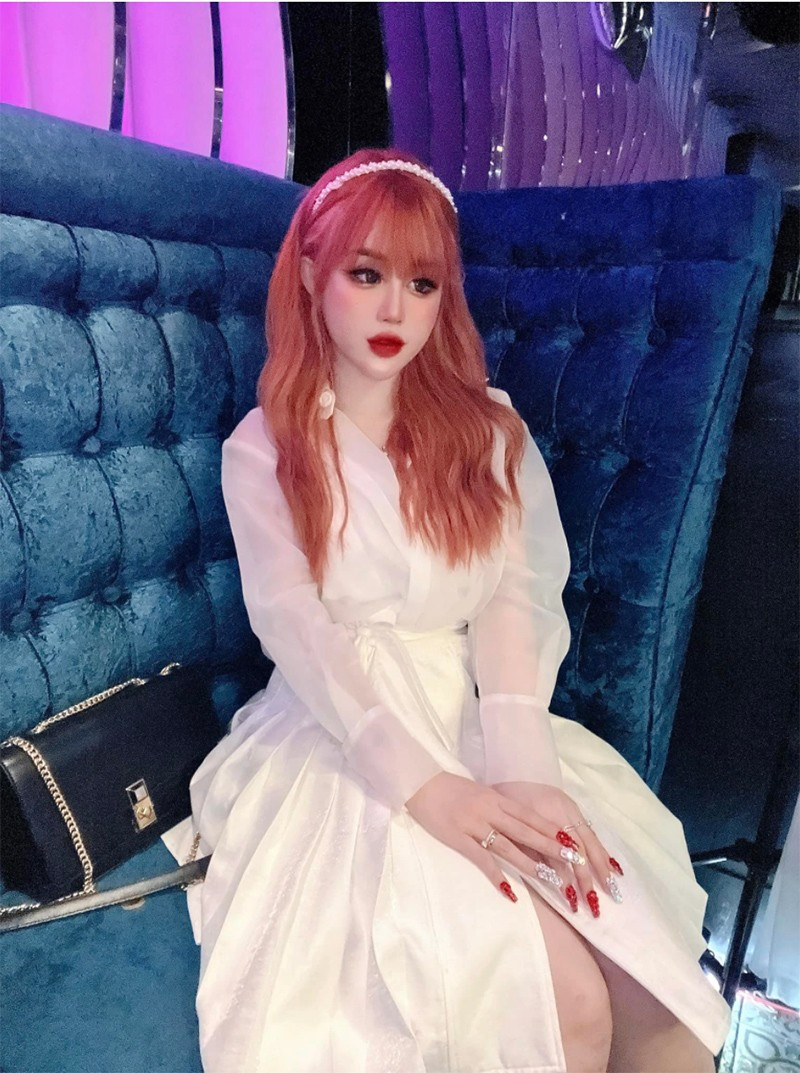 Thậm chí, khi khách hỏi lại, cô nàng còn ngây ngô tin rằng bản thân không sai. Câu nói "Ủa chứ nhiêu má" của Trần My cũng được cư dân mạng sử dụng để chế ảnh.