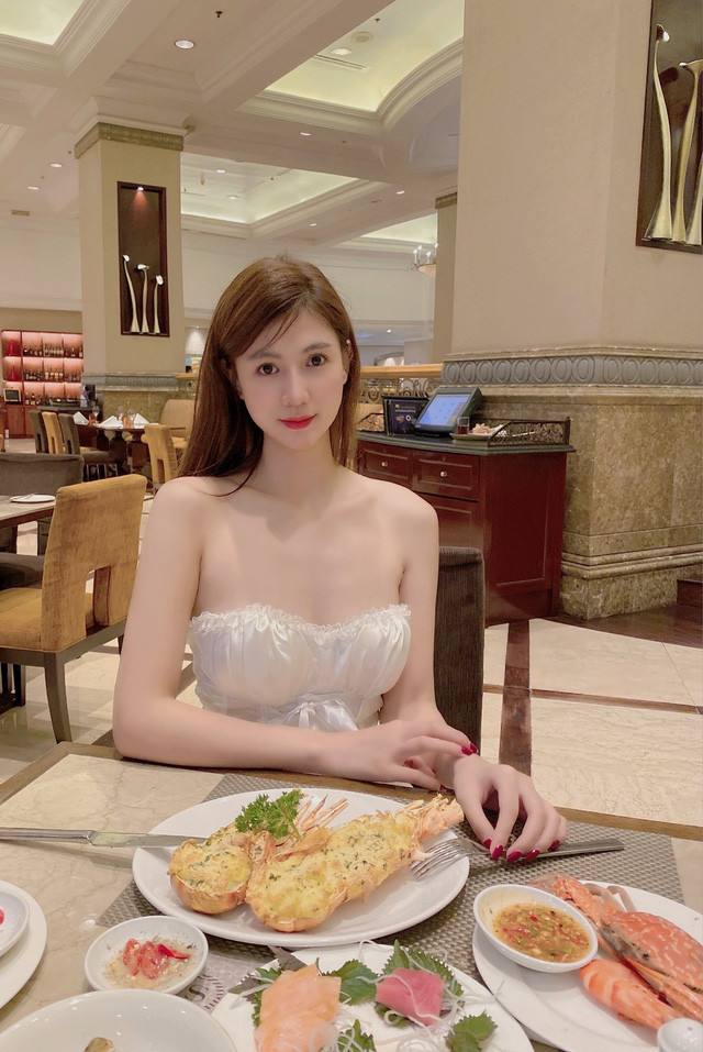 Hồng Dung đã mạnh dạn “cover” lại nội dung và biểu cảm giống như trong clip cũ. Cô nàng cũng cảm ơn cộng đồng vì đã cho mình "một vé về tuổi thơ".