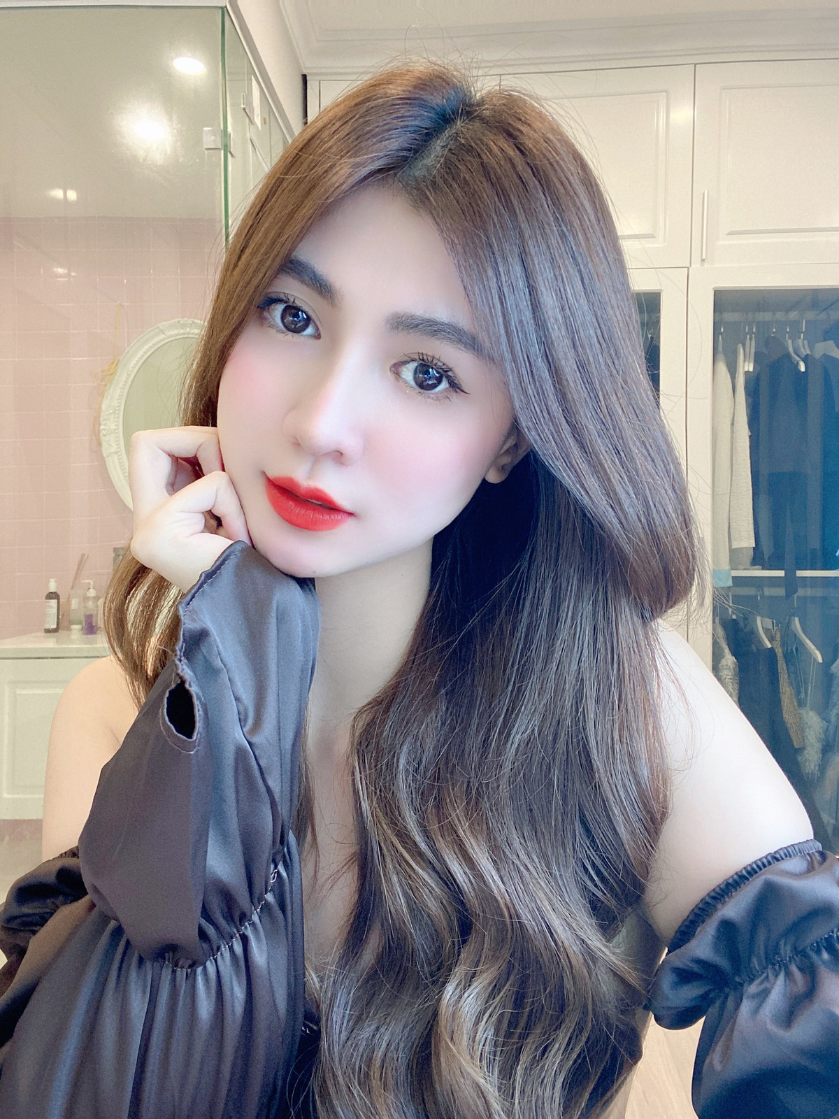 Với làn da trắng sứ, đôi mắt biết nói và nụ cười cực tươi, “Dung so cute” ngày nào hiện vẫn thu hút sự chú ý của mọi ánh nhìn.