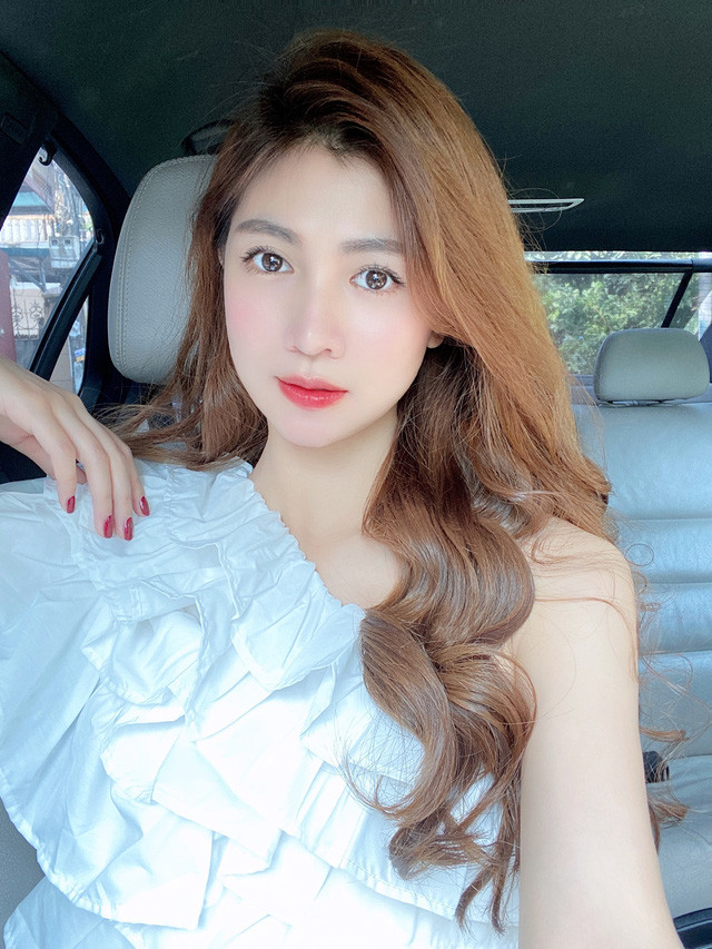 Sau khi đoạn clip này được chia sẻ rầm rộ, netizen nhanh chóng tìm ra "info" của một trong hai cô gái, là Hà Hồng Dung sinh năm 1994.