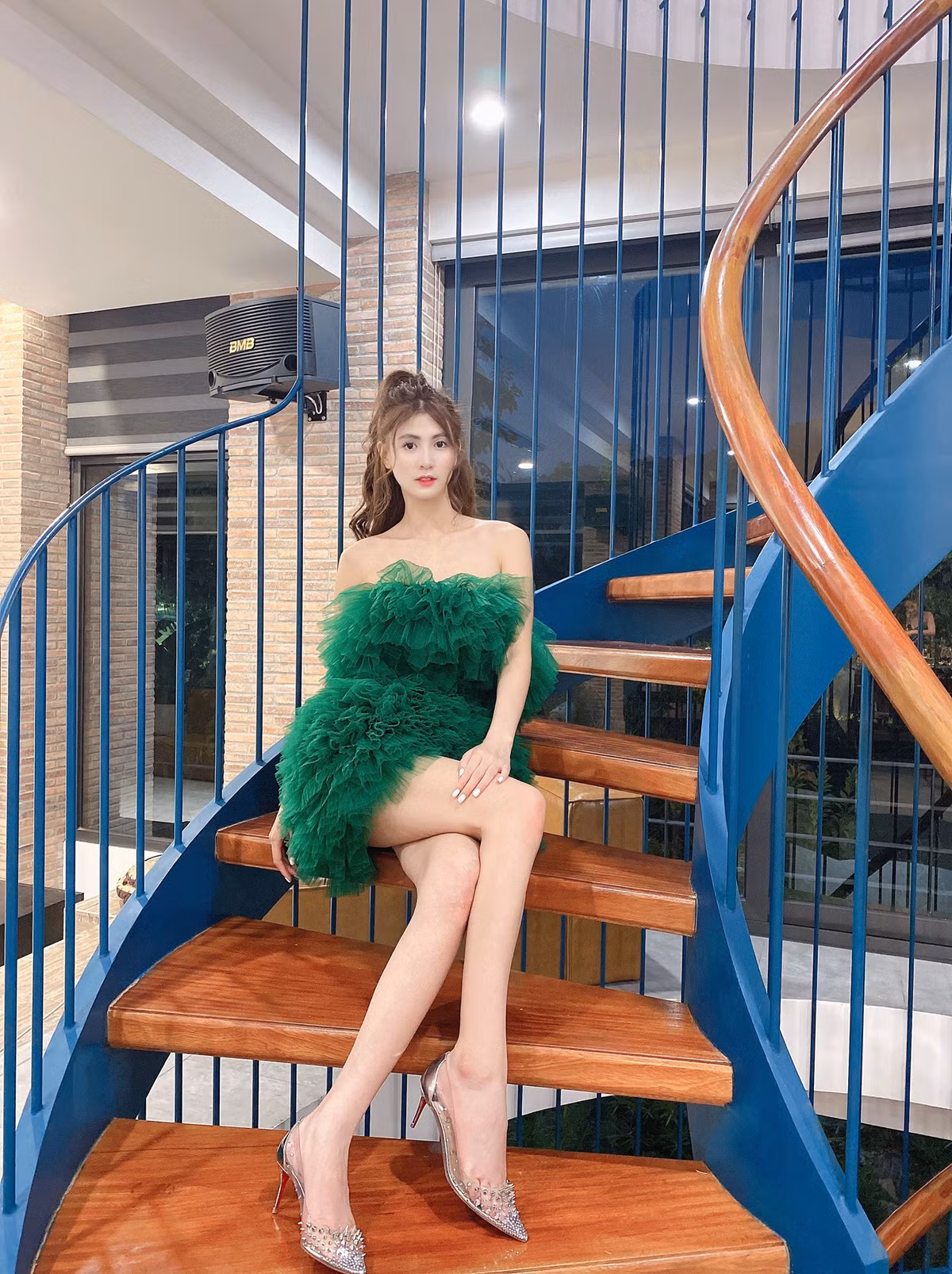 Trên trang cá nhân, Hồng Dung thường xuyên đăng tải hình ảnh sang chảnh, diện trang phục lộng lẫy mọi lúc mọi nơi.