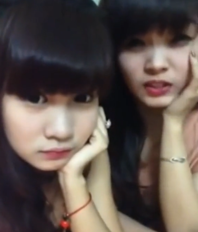 Theo nội dung trong clip, hai gái xinh cho biết: “Hôm nay là ngày cận tết, chúng mình đang hòa cùng lễ dọn nhà đầy buồn chán. Đã thế lại còn bị một em 99 chọc tức nữa chứ, mà mình có biết em đó là ai đâu… Trẻ con chơi Facebook ít thôi…”.