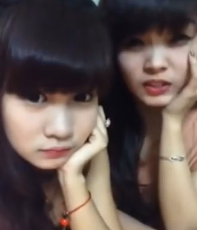 Theo nội dung trong clip, hai gái xinh cho biết: “Hôm nay là ngày cận tết, chúng mình đang hòa cùng lễ dọn nhà đầy buồn chán. Đã thế lại còn bị một em 99 chọc tức nữa chứ, mà mình có biết em đó là ai đâu… Trẻ con chơi Facebook ít thôi…”.