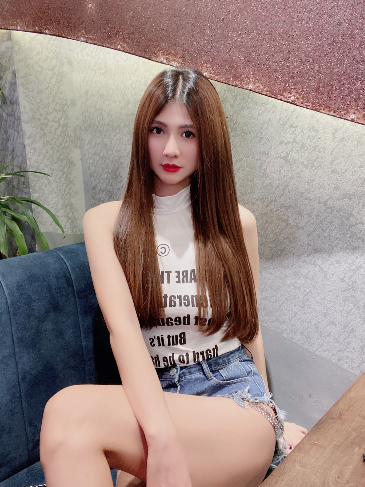 Hiện tại, cô nàng đang làm chủ một cửa hàng thời trang của riêng mình.