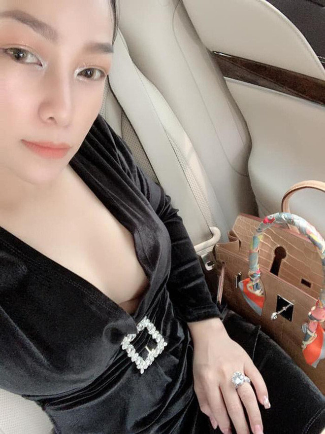 Phương Thúy là vợ cả của đại gia Minh Nhựa. Cô sinh năm 1982, giỏi kinh doanh, sở hữu một quán cafe lớn ở TP HCM.