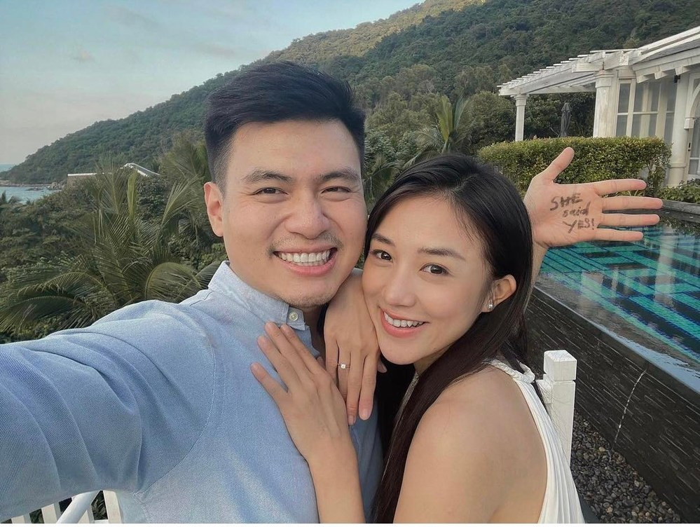 Ngày 7/12 vừa qua, Salim bất ngờ được bạn trai thiếu gia bí mật cầu hôn lãng mạn tại một resort sang chảnh ở Đà Nẵng.