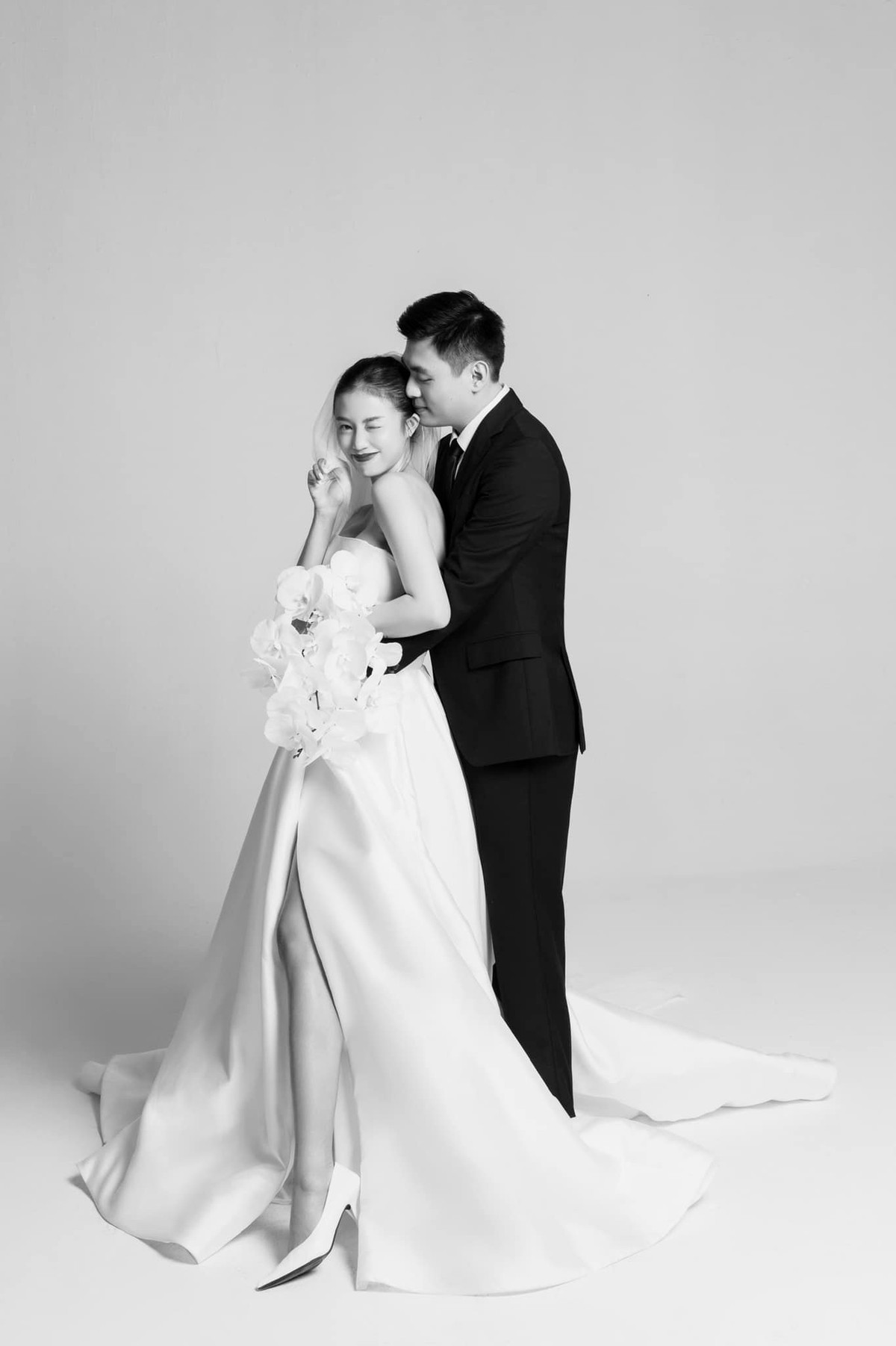 Trong ảnh có thể thấy chẳng cầu kì làm tóc, trang điểm như trong các bộ ảnh thời trang thường thấy, mỹ nhân sinh năm 1992 vẫn vô cùng thu hút.