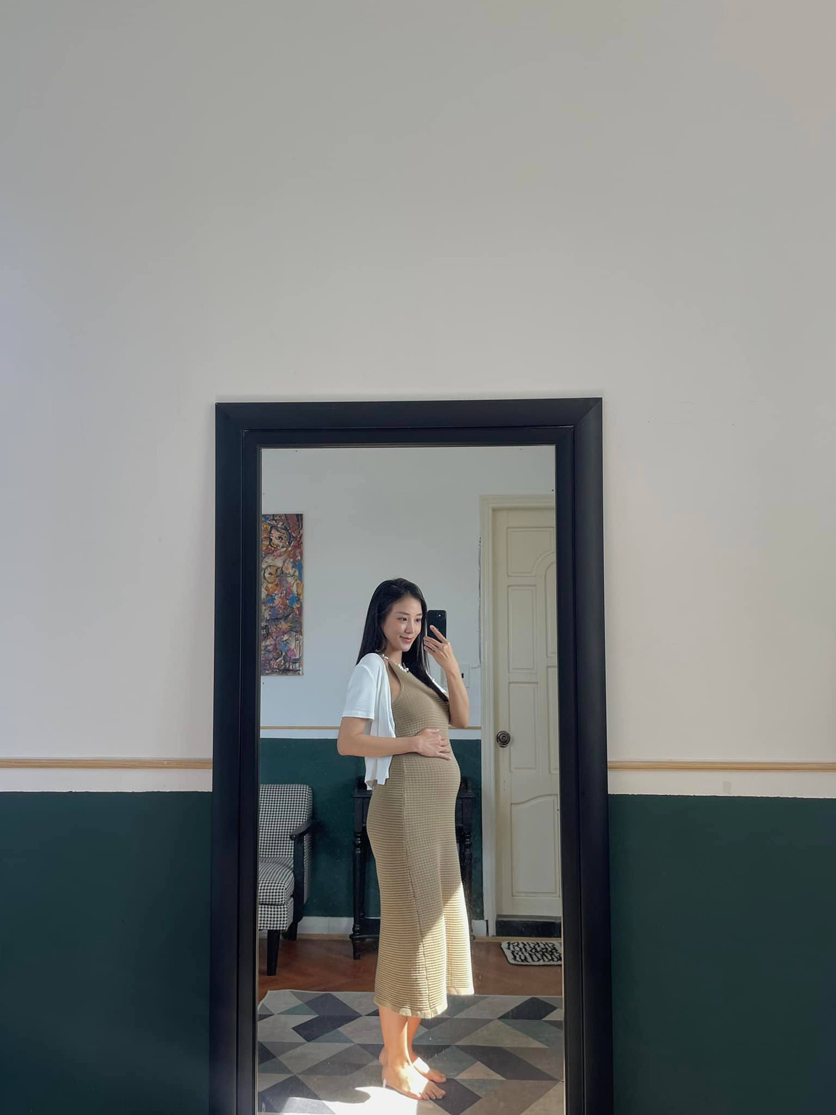 Mới đây, mỹ nhân sinh năm 1992 "gây sốt" khi lần đầu công khai ảnh bầu bí. Cô chia sẻ trên trang cá nhân của mình hình ảnh tươi tắn với phần bụng lớn gây chú ý.