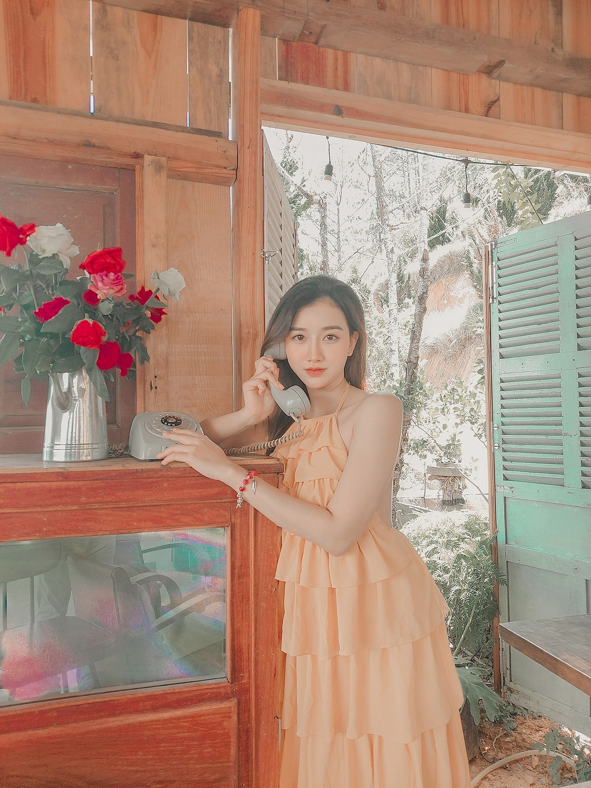 Nhờ gu mặc quyến rũ ít ai bì kịp, Triệu Vân sở hữu một lượng fan đông đảo trên trang Facebook cá nhân. Ảnh: FBNV