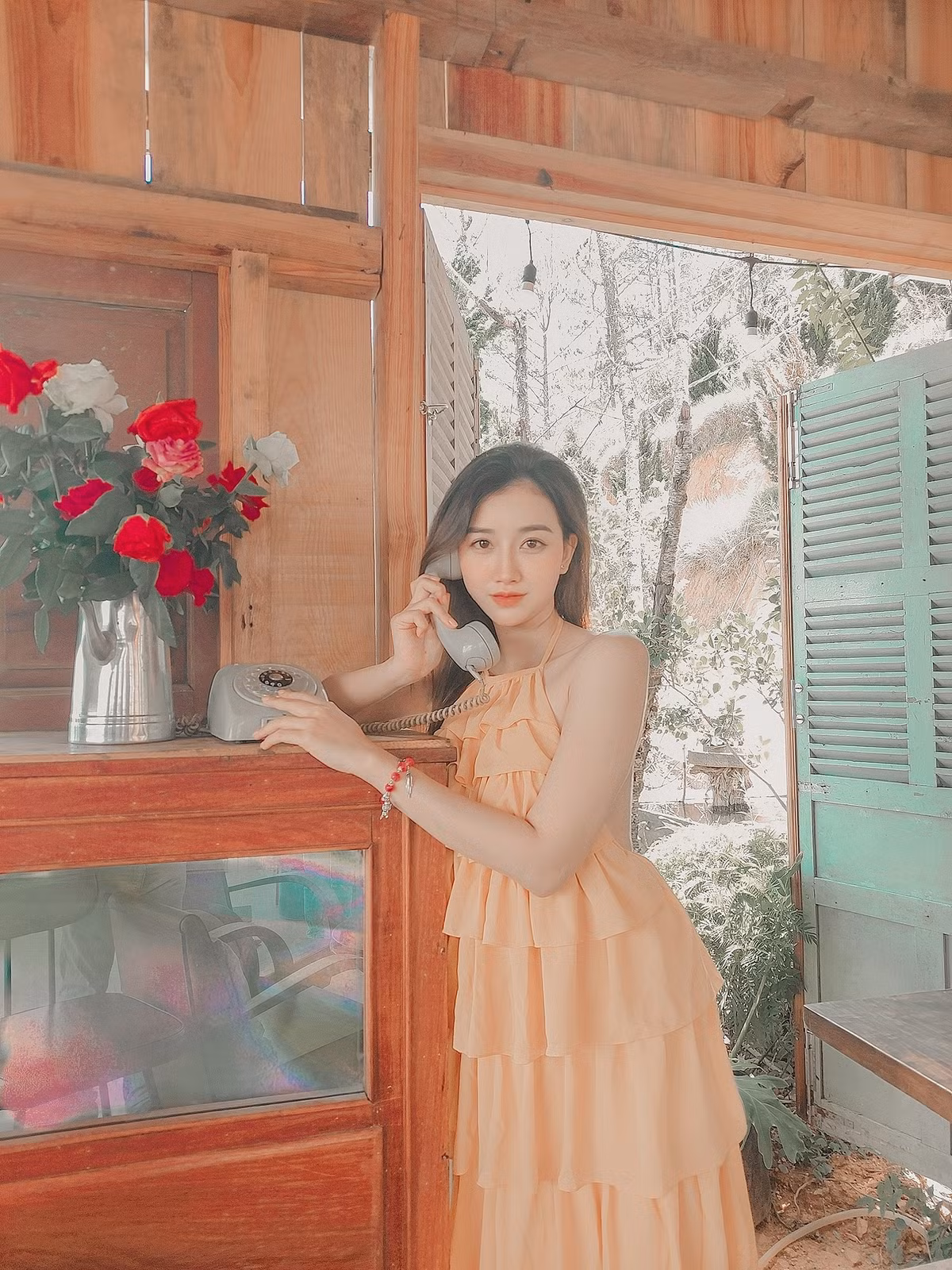 Nhờ gu mặc quyến rũ ít ai bì kịp, Triệu Vân sở hữu một lượng fan đông đảo trên trang Facebook cá nhân. Ảnh: FBNV