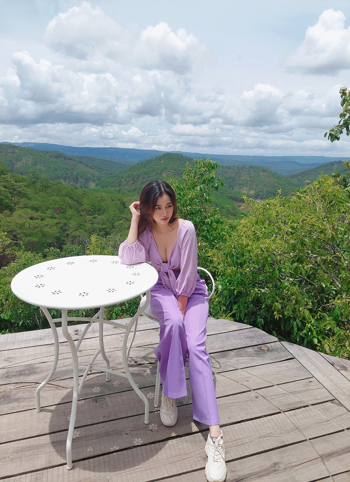 Kể từ sau khi được báo Trung Quốc đăng tải bài viết khen gợi về gu thời trang táo bạo, Triệu Vân ngày càng thu hút sự chú ý trên mạng xã hội.