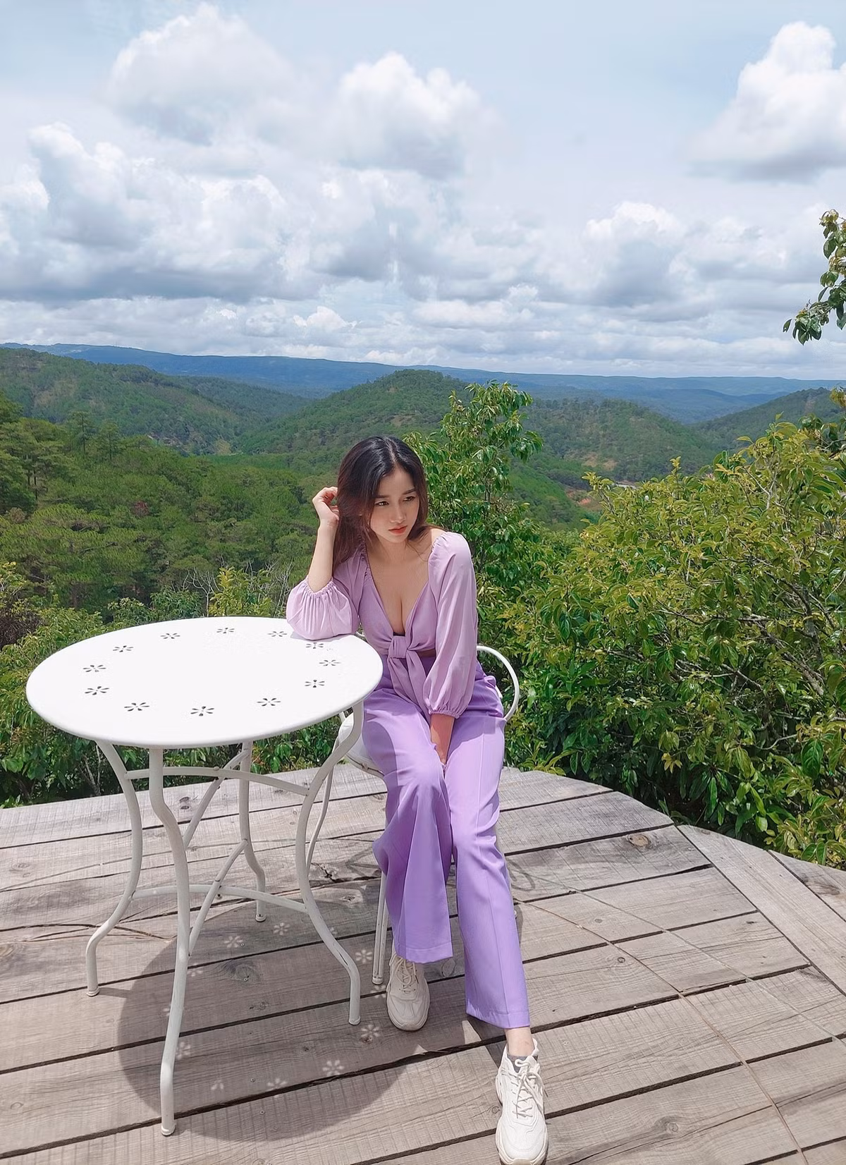 Kể từ sau khi được báo Trung Quốc đăng tải bài viết khen gợi về gu thời trang táo bạo, Triệu Vân ngày càng thu hút sự chú ý trên mạng xã hội.