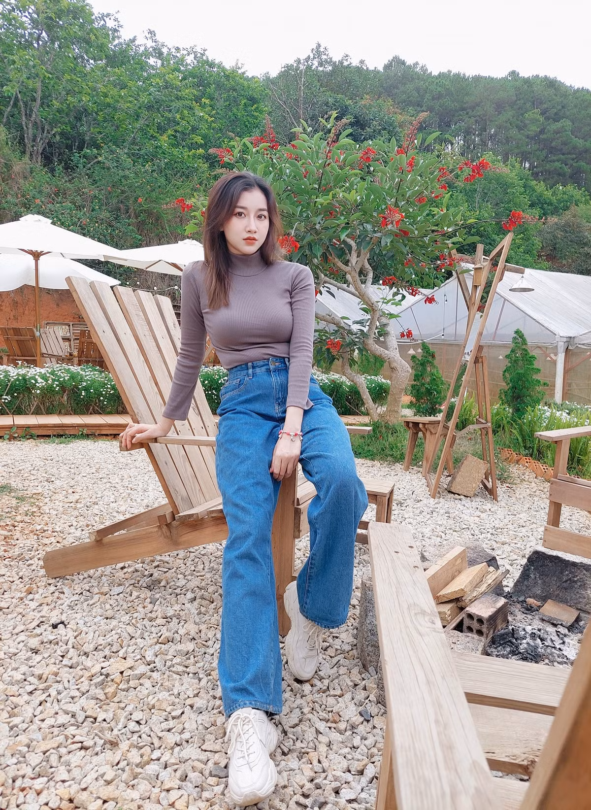 Triệu Vân gây ấn tượng bởi nhan sắc xinh đẹp cùng gương mặt thanh tú.