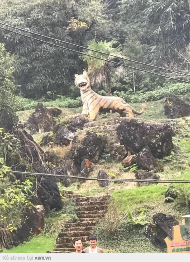 Có lẽ bức tượng đang được đặt ở nơi không có trẻ em lui tới, nếu không nó sẽ thành ác mộng đối với những đứa trẻ mất.