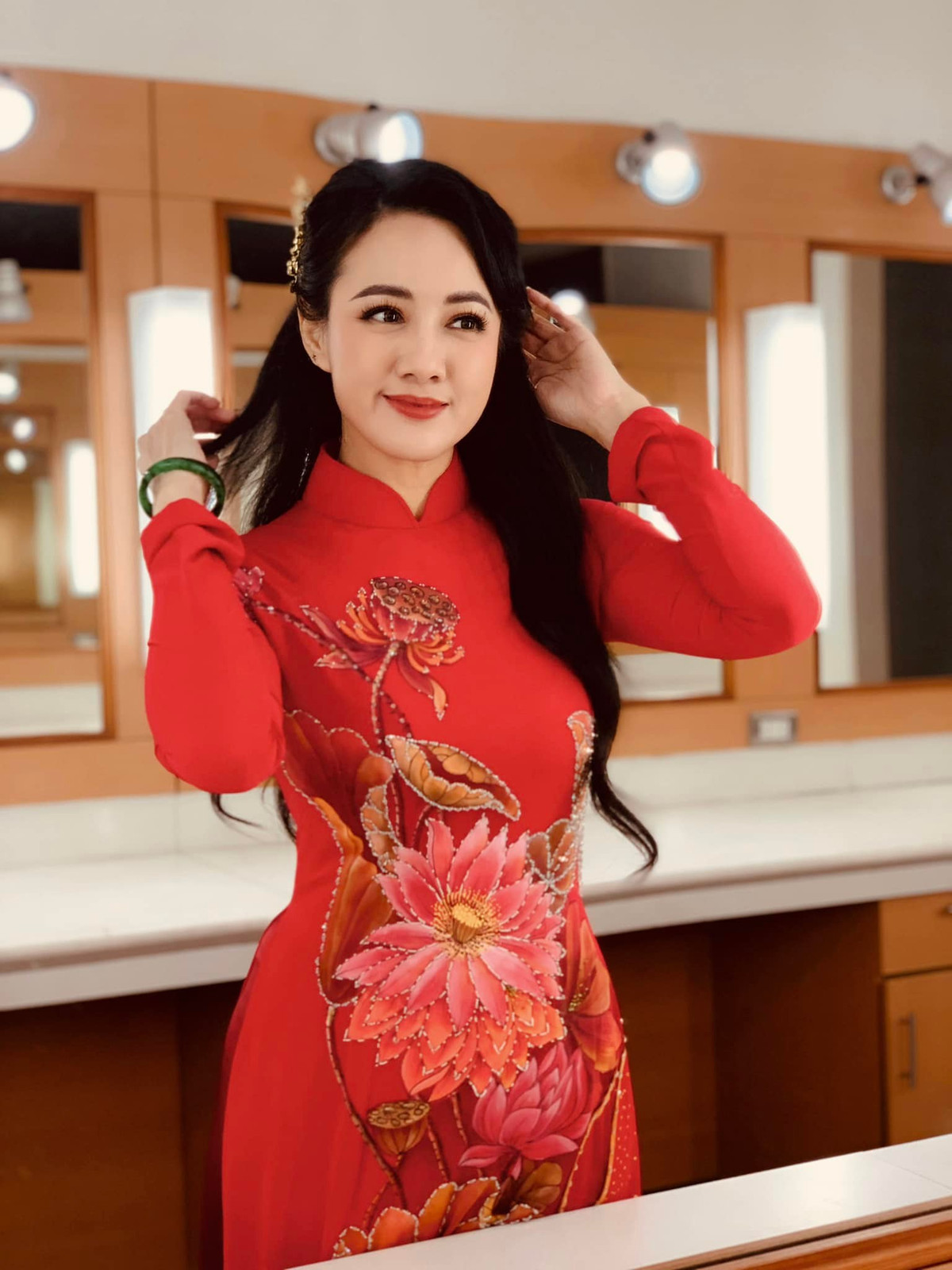 Vẻ đẹp bất chấp thời gian của BTV Hoài Anh khiến bao người mê mẩn.