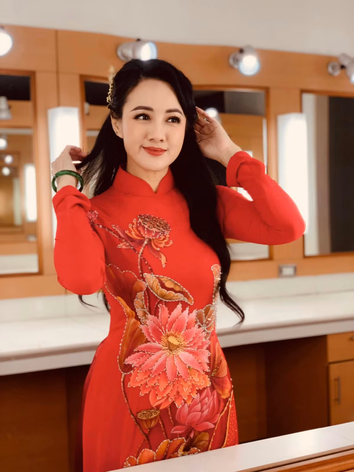 Vẻ đẹp bất chấp thời gian của BTV Hoài Anh khiến bao người mê mẩn.