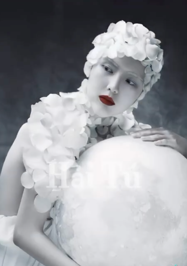 Mới đây, hot girl Hải Tú bất ngờ bị khui lại loạt hình ảnh chưa từng công bố trước đây. Theo đó, nàng thơ của Sơn Tùng thực hiện bộ ảnh này vào năm 2020 theo concept "Cold Moon", diện trang phục trắng từ đầu đến chân.