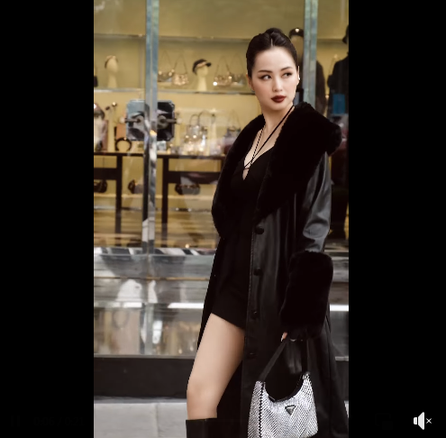 Tuy nhiên, điều làm netizen chú ý nhất chính là chia sẻ của cô, tiết lộ phản ứng của con trai khi nhìn mẹ lột xác: "Chả hiểu sao về nhà đàn con bảo nhìn mẹ như phù thủy… Các bác nhận xét thật sự công tâm đi".