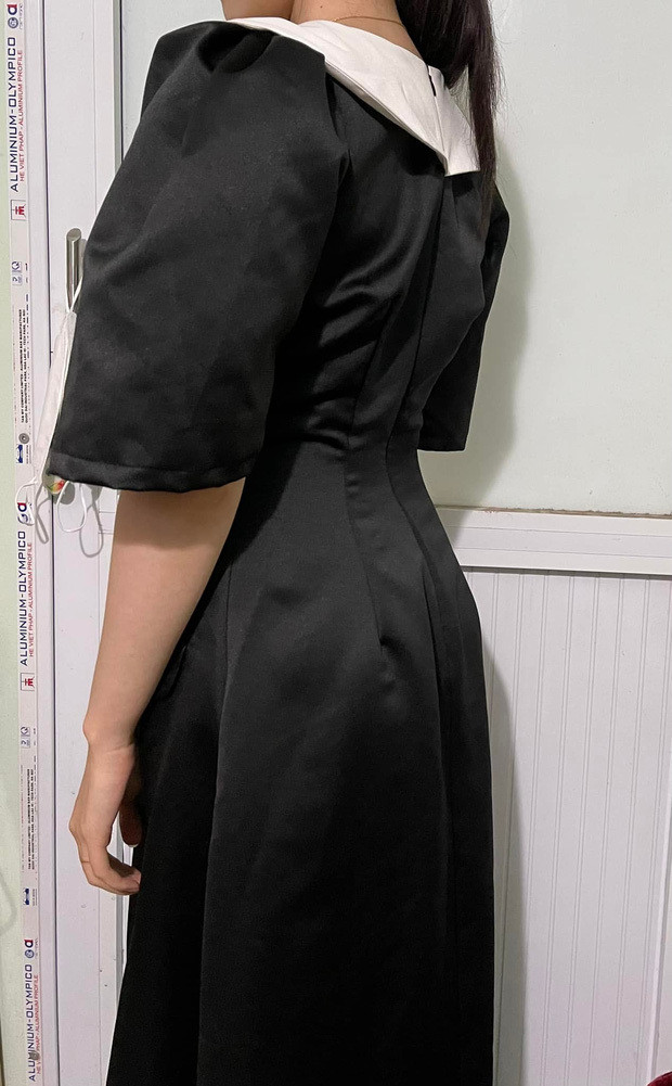 "750 nghìn đồng mà may cái váy nhìn chán đời thế á? Đường may thì nhăn nhúm, lên dáng lại xấu. Thiết nghĩ bà chị này nên đi học lại chứ nhận tiền mà làm ăn thế này thì không ổn", "Không biết do dáng xấu hay vì chiếc váy giống rẻ lau nữa",...là những bình luận của cư dân mạng.