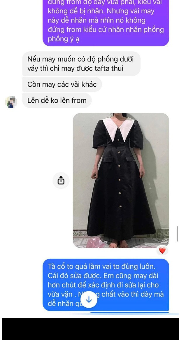Tuy nhiên khi nhận sản phẩm về, cô nàng mới tá hỏa bởi chiếc váy không giống với sản phẩm mẫu. "Phần tay áo bồng khác với mẫu, cổ to gần gấp đôi mẫu, phần vải quá dày mà lại không đứng dáng như mẫu, mặc lên còn bị nhăn nhúm ở eo. Trước ngực thì chật, sau lưng thì bị phồng lên nhiều", cô gái chia sẻ.
