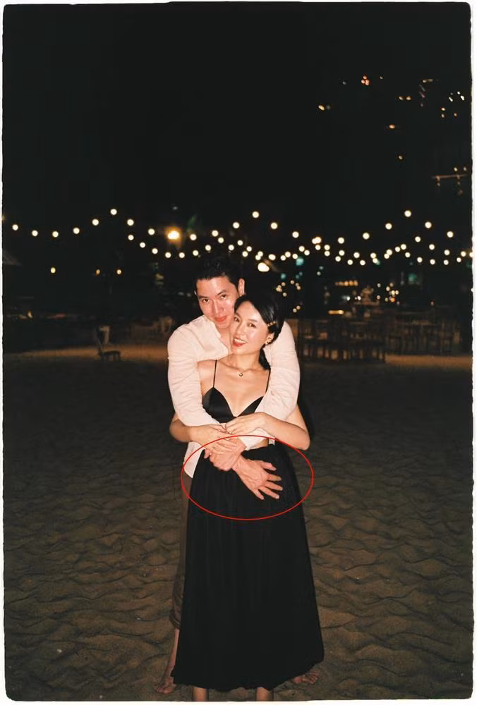 Trong bữa tiệc sinh nhật chắc chắn không thể thiếu bạn gái Hà Trúc, cô nàng còn chụp ảnh tình tứ bên bạn trai. Tuy nhiên điều làm nhiều người để ý chính là vòng 2 trông khá "lùm lùm" của travel blogger.