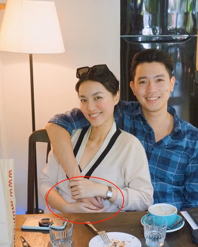 Hà Trúc diện một chiếc áo khá gợi cảm, kết hợp cùng chân váy xòe rộng màu đen. Không biết do chân váy hay cô nàng có tin vui mà trông phần bụng to lên bất thường.