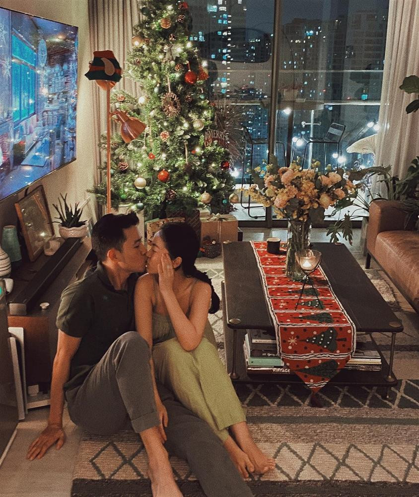 Trên trang cá nhân, cơ trưởng Quang Đạt và Hà Trúc thường xuyên đăng tải nhiều hình ảnh tính tứ, làm người hâm mộ "nổ mắt" ghen tị.