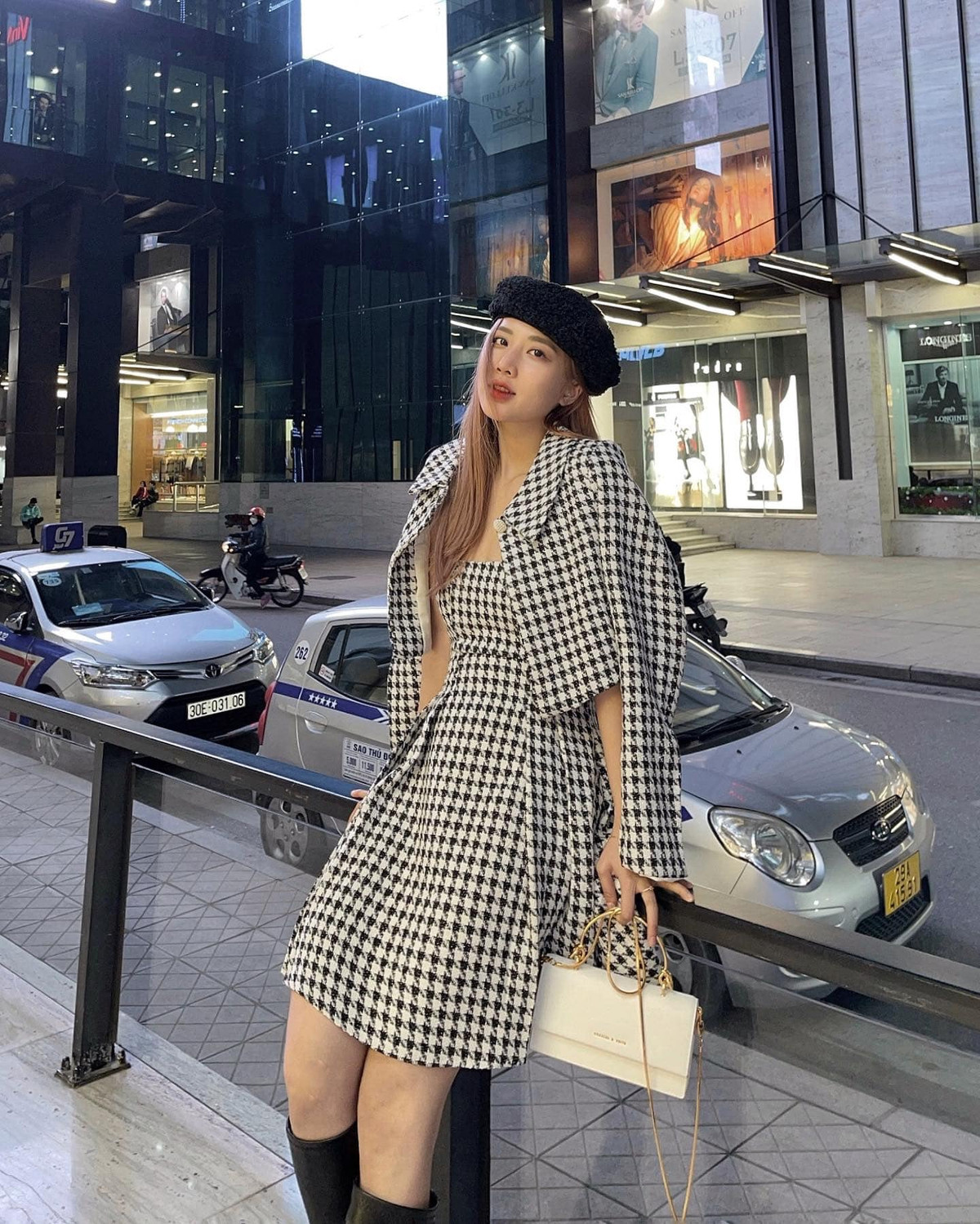 Linh Hương gây ấn tượng bởi đường cong nuột nà, hút mắt. Sau khi ra trường, cô bén duyên với nghề mẫu ảnh.