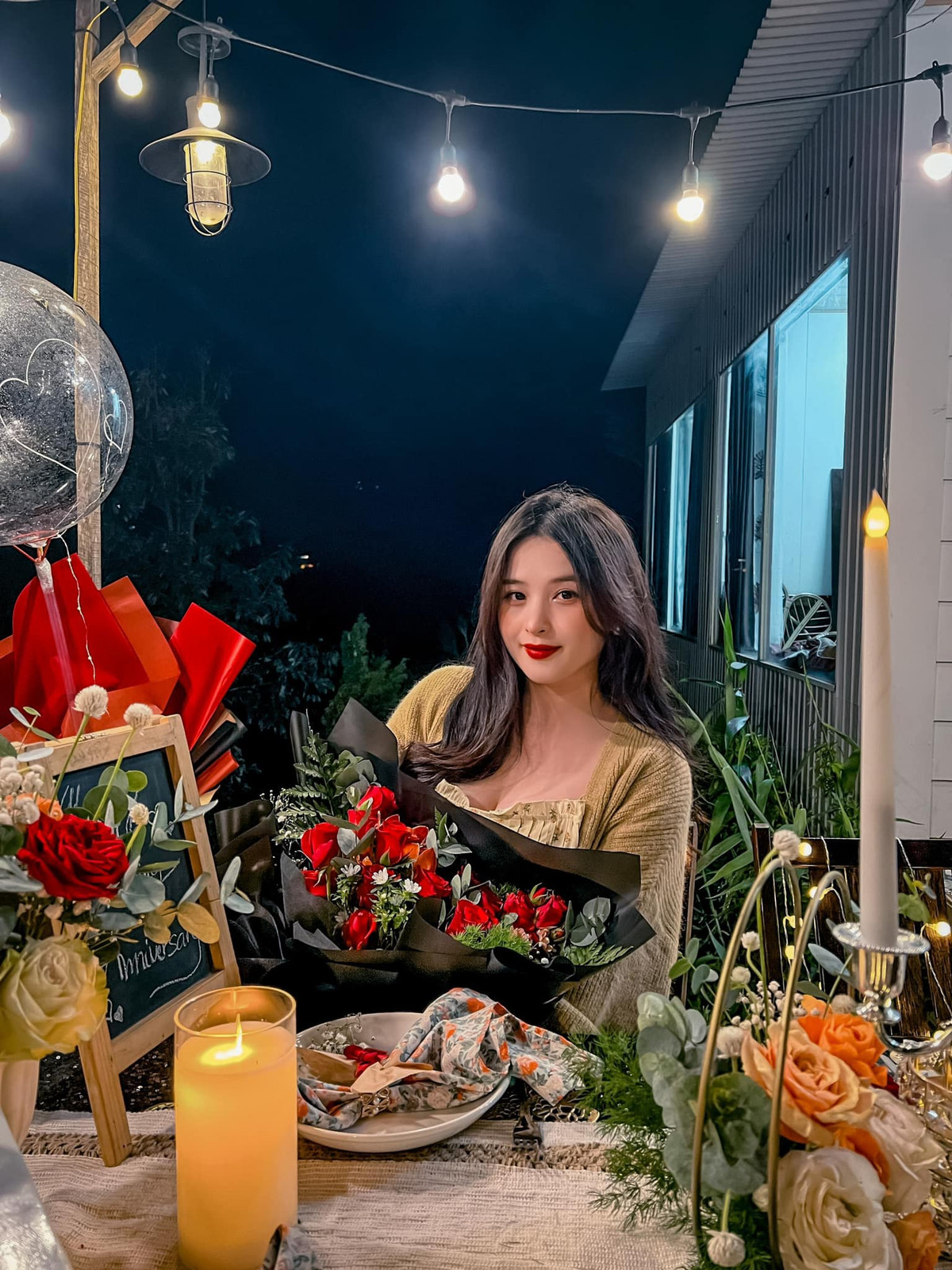 Cô từng đoạt danh hiệu Gương mặt khả ái tại cuộc thi Miss Đại học Văn hóa 2016.