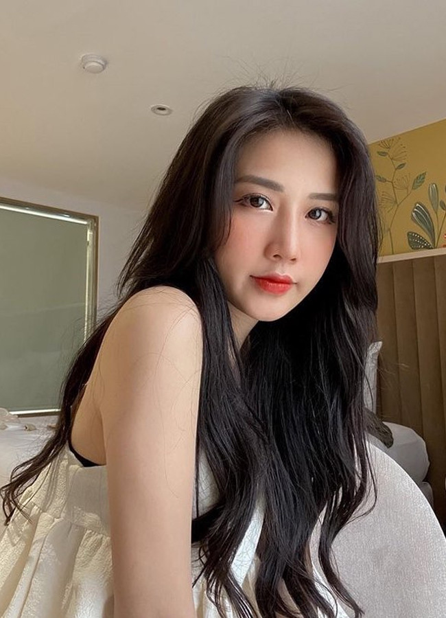 Trần Linh Hương xinh năm 1997, quê Tuyên Quang, nổi tiếng từ khi còn là nữ sinh trường Đại học Nội vụ nhờ ngoại hình xinh xắn.