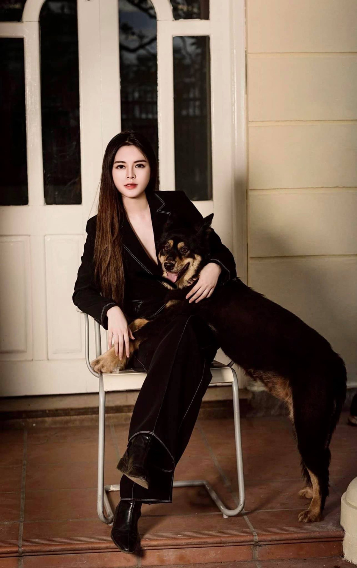 Dù không có lợi thế về chiều cao nhưng hot girl Tuyên Quang Cao Diệp Anh có một gương mặt đẹp, khả ái với đôi mắt to tròn, sống mũi cao và thân hình gợi cảm.