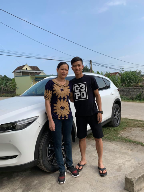 Không lựa chọn việc xây nhà, cầu thủ Phan Văn Đức lại tậu xế hộp tặng mẹ.